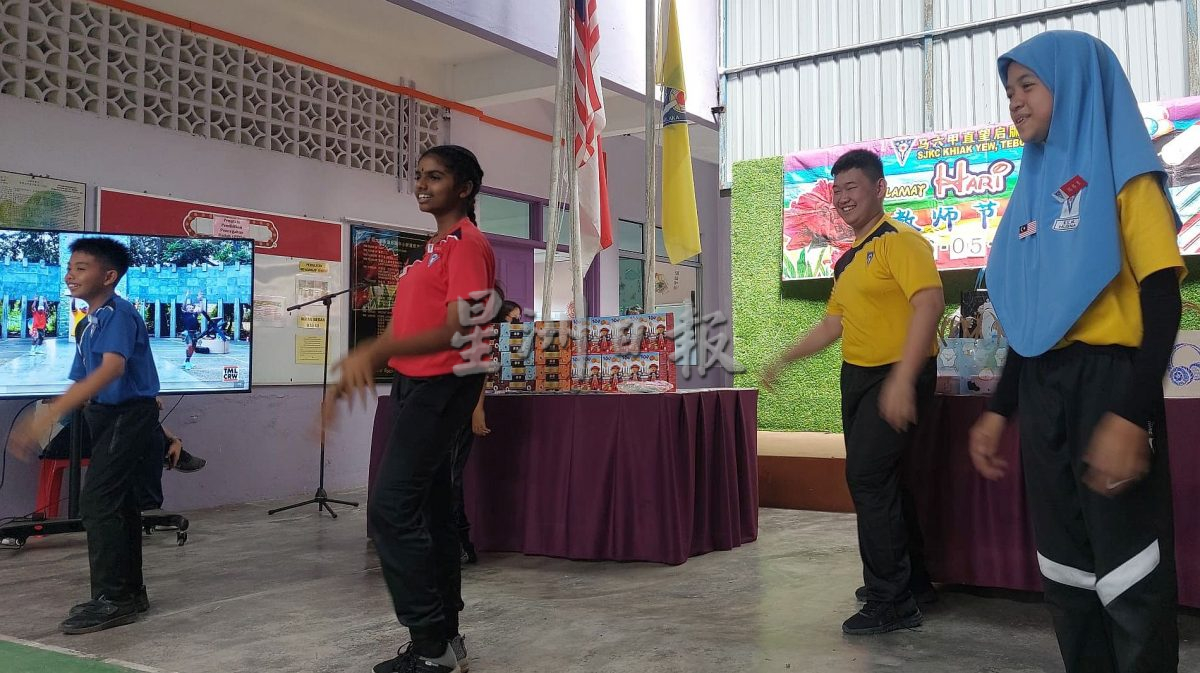 （古城封面主文／签发）启牖华小校长陈柃磬走入原住民村