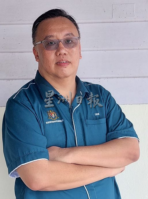 （古城封面主文／签发）启牖华小校长陈柃磬走入原住民村