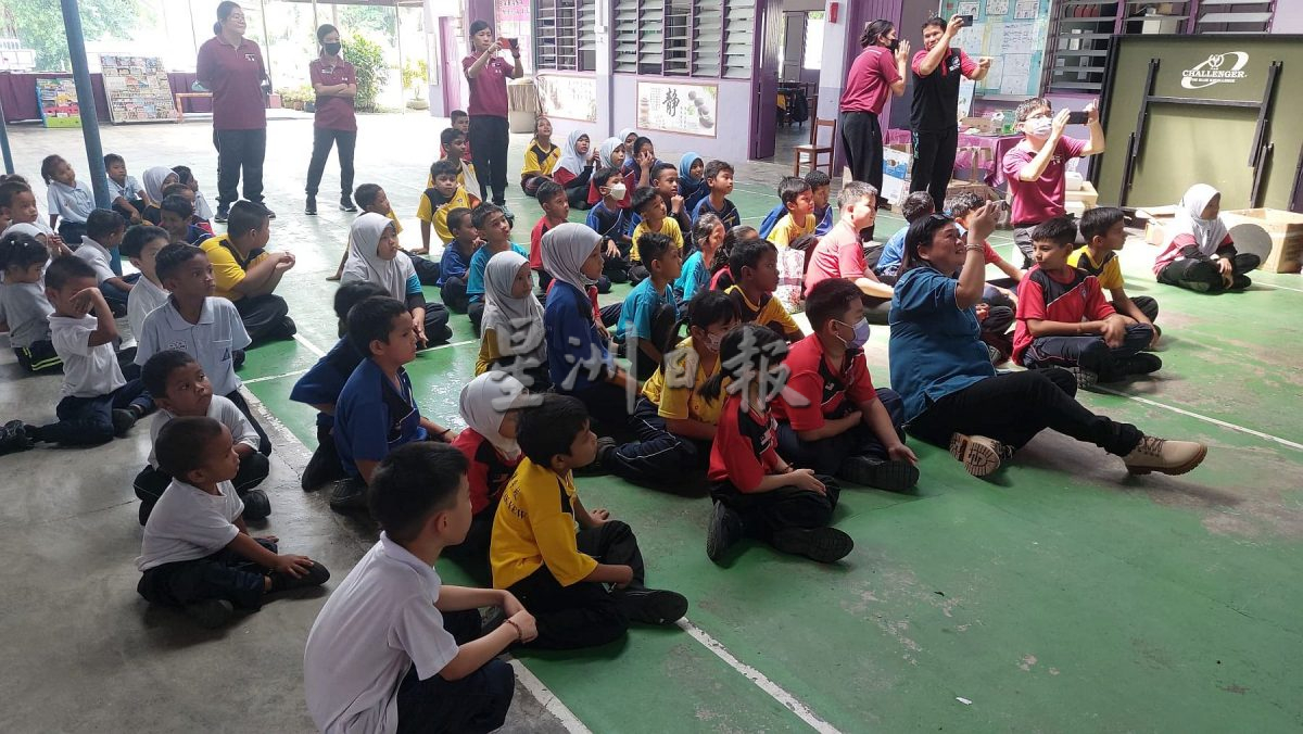 （古城封面主文／签发）启牖华小校长陈柃磬走入原住民村