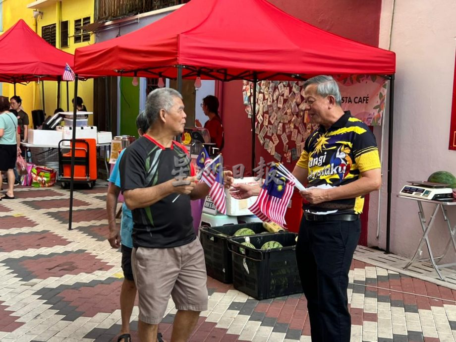 东：（已签发）胡智云与步行街管委会派发国旗