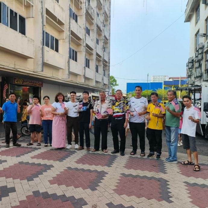 东：（已签发）胡智云与步行街管委会派发国旗