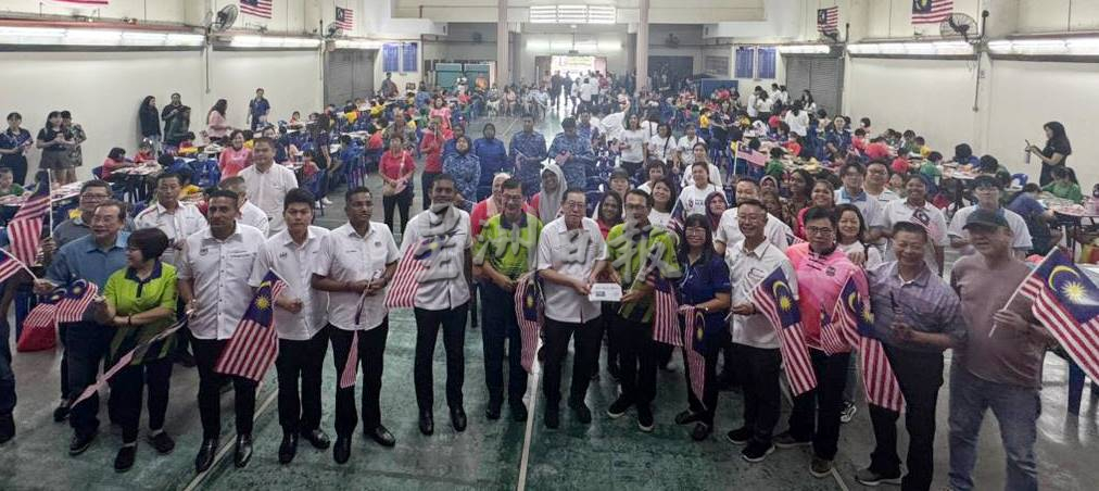 请签发(大北马)峇眼国会选区以车队游行方式,热烈迎接国庆日的到来。