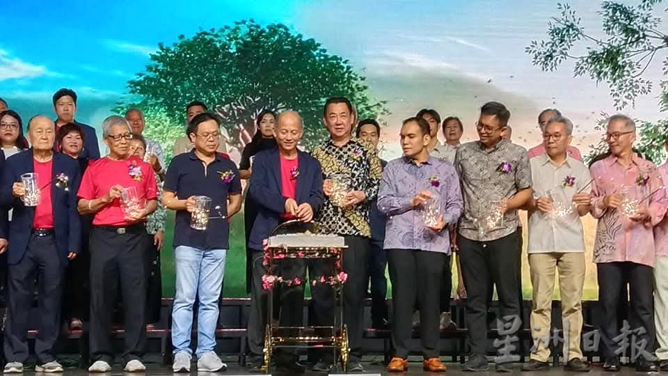 版头//大都会/（主文）加影育华学校校友会家宴，时间锦囊封存30年后再解开