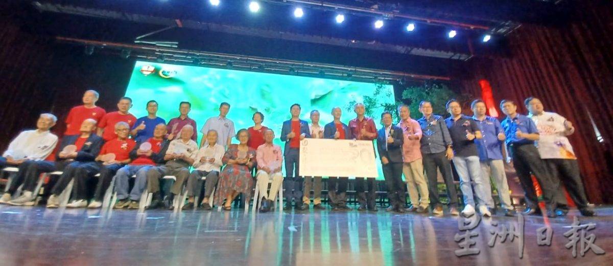 版头//大都会/（主文）加影育华学校校友会家宴，时间锦囊封存30年后再解开