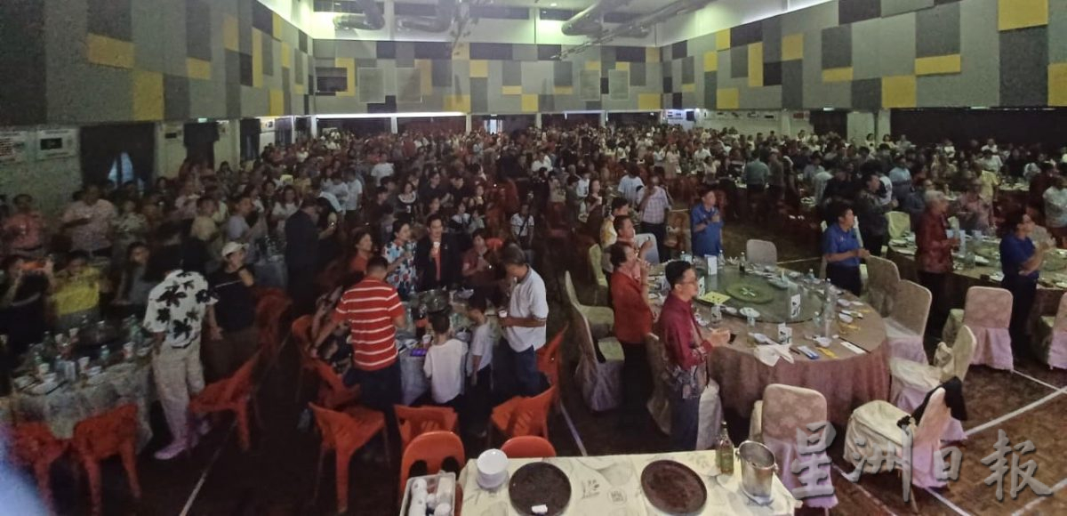 版头//大都会/（主文）加影育华学校校友会家宴，时间锦囊封存30年后再解开