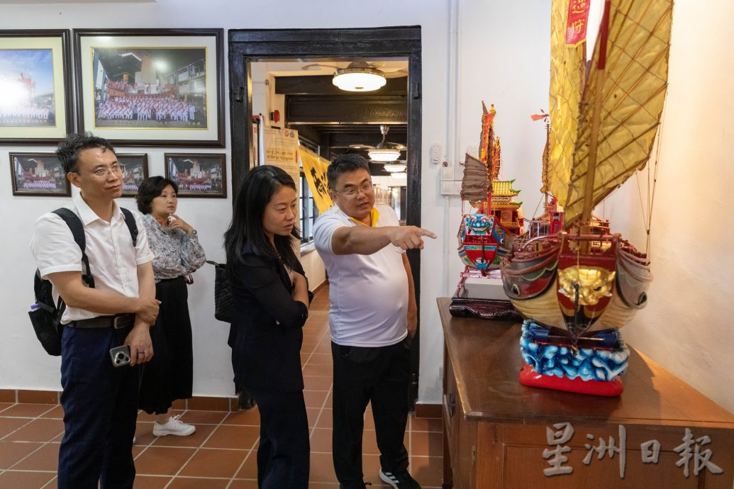 (古城版)颜天禄接见接见中国华侨历史博物馆副馆长雷霆