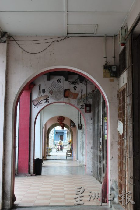 (27/8见报)星角摄/漫步骑楼