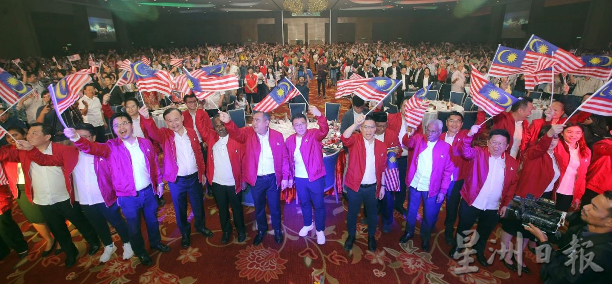 陆兆福：没人能垄断国旗 别让小人物影响国庆心情