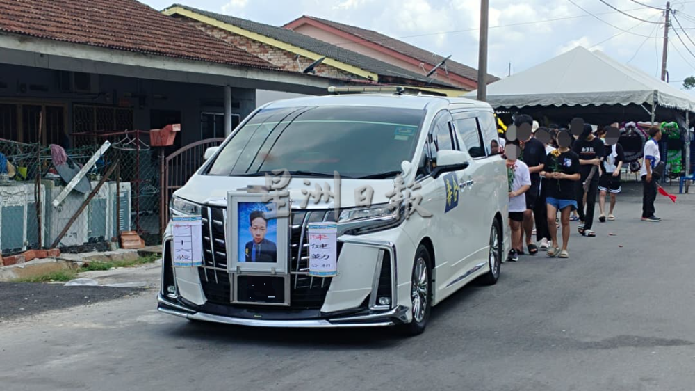 华男公寓爬墙坠楼亡|陈健勤举殡 女友未现身