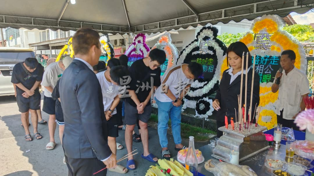 华男公寓爬墙坠楼亡|陈健勤举殡 女友未现身