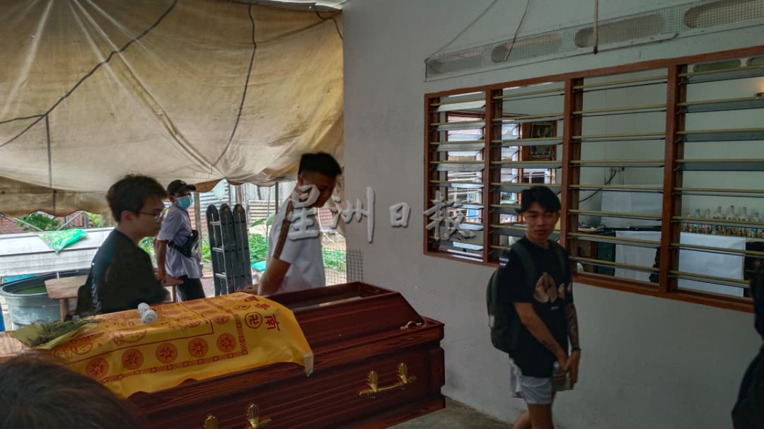 华男公寓爬墙坠楼亡|陈健勤举殡 女友未现身