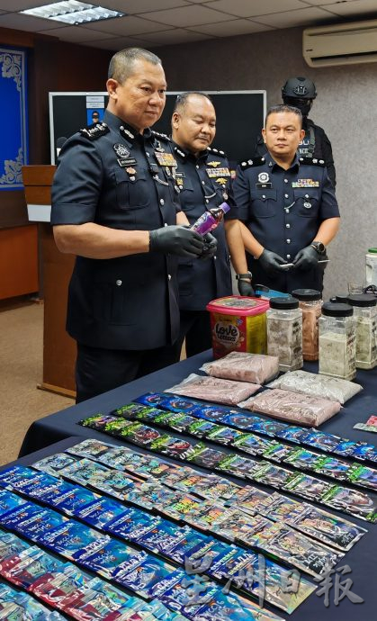 （已签发）柔：**版二头**警暗中侦察贩毒集团伺机突击   逮2男2女起逾267万毒品