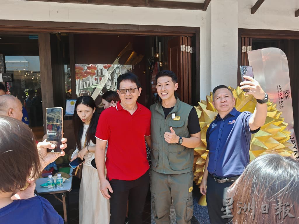 （古城第二版主文）全马最大榴梿刀记录在大马纪录大全