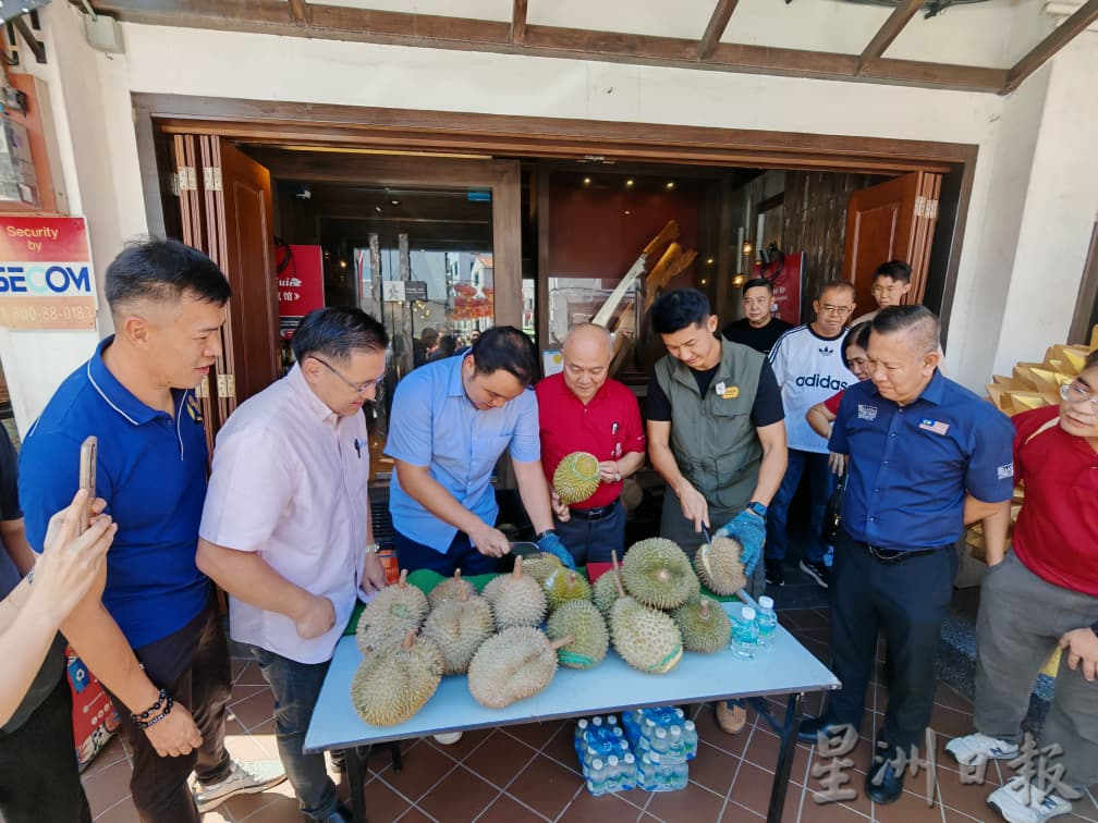 （古城第二版主文）全马最大榴梿刀记录在大马纪录大全