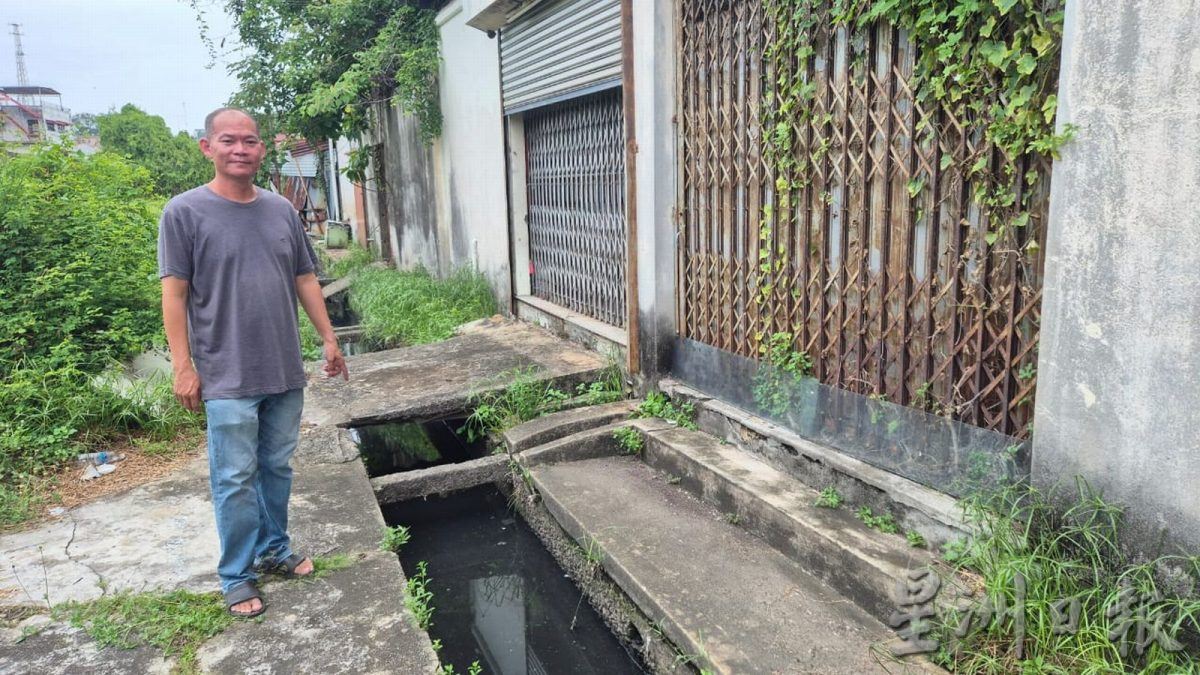 （古城封面主文）甘榜爪哇及祈安律后巷一带沟渠严重阻塞恐衍生蚊虫 恐爆骨痛热症 