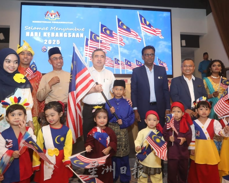 机场接驳电车两个月逾200万人次使用 陆兆福：两周通宵进行维护工程                              