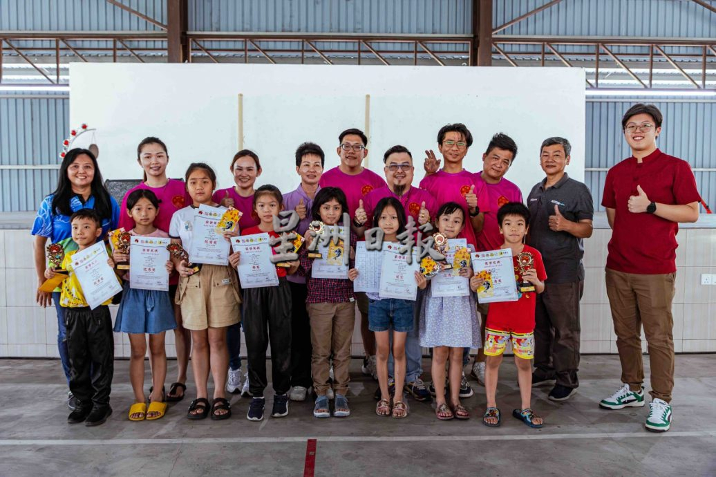 叻思天公坛等联办书法赛 非华裔生挥写出冠军