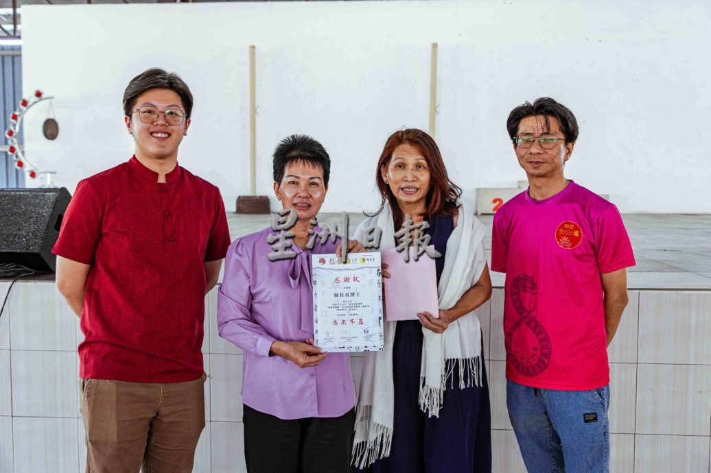 叻思天公坛等联办书法赛 非华裔生挥写出冠军