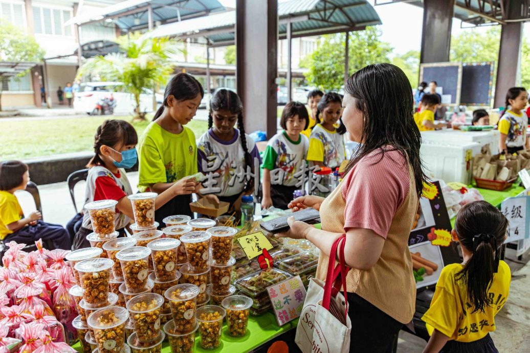 叻思天公坛等联办书法赛 非华裔生挥写出冠军