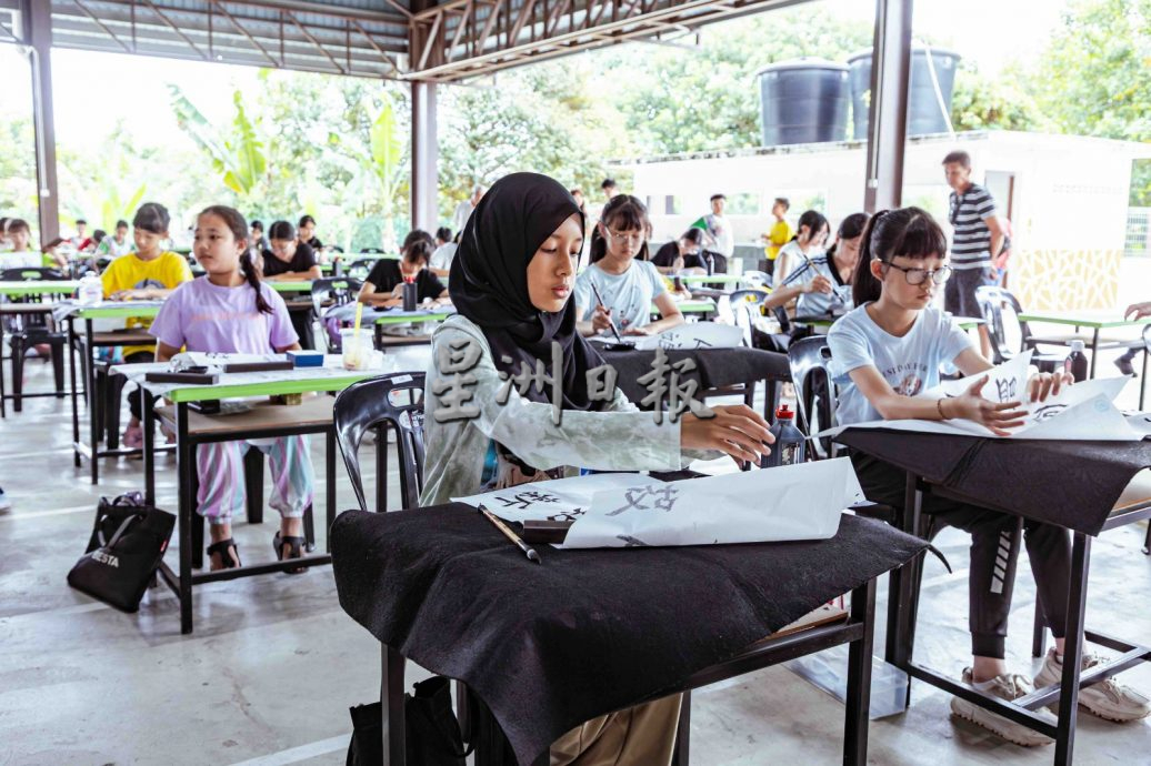 叻思天公坛等联办书法赛 非华裔生挥写出冠军