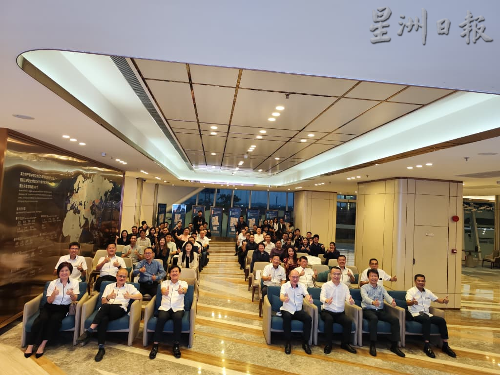 已签发 柔：版头之一：新山中总在富力销售中心设代表处，赖君杰：双方合作迈新台阶