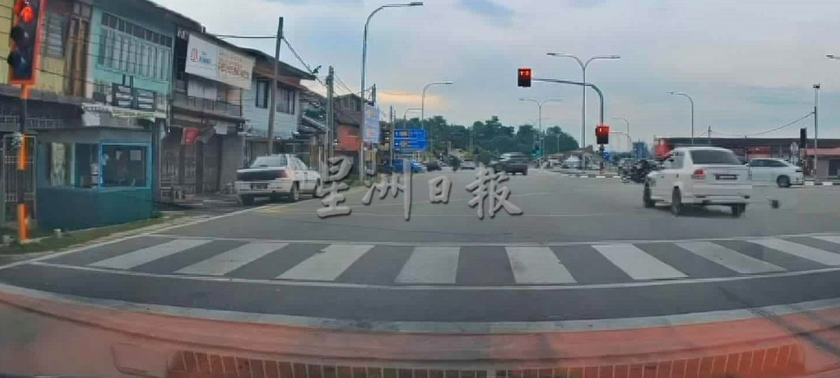 东:一名大马教育文凭(SPM)考生,今日在靠近默罗巴刹的交通灯路口发生的一起摩托车与轿车相撞事故中,不幸身亡。