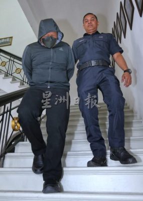 对三项控状皆不认罪 男老师被控性骚男生