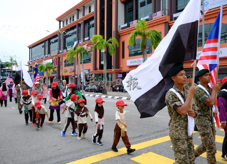 关丹国庆庆典首回彩排，民众早到现场先睹为快。