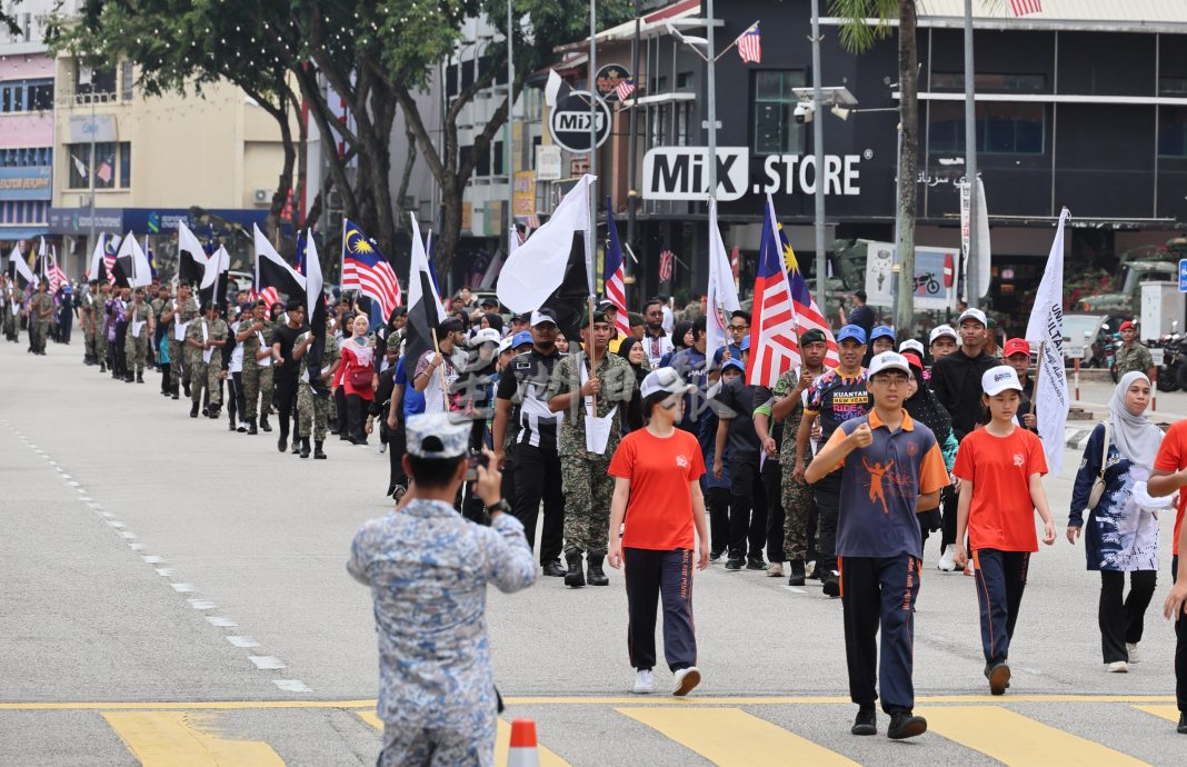 关丹国庆庆典首回彩排，民众早到现场先睹为快。