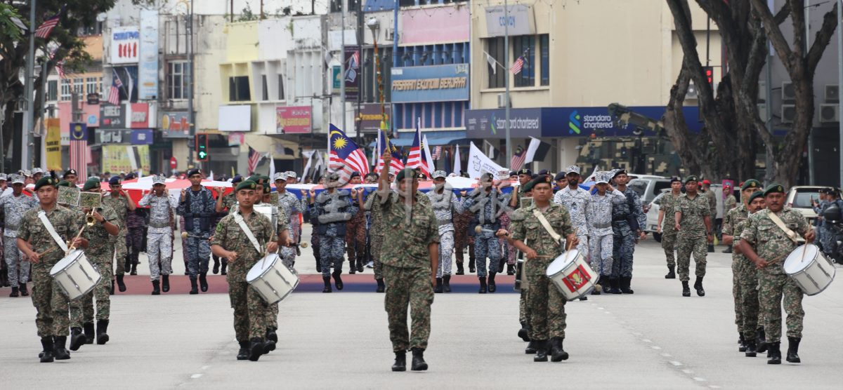 关丹国庆庆典首回彩排，民众早到现场先睹为快。