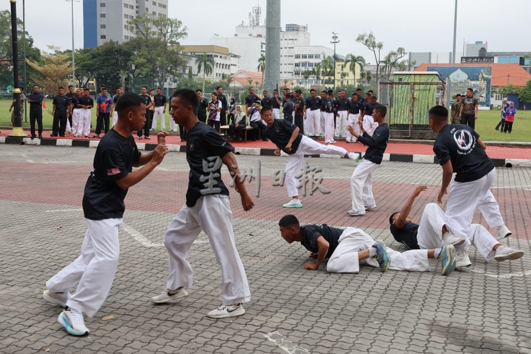 关丹国庆庆典首回彩排，民众早到现场先睹为快。