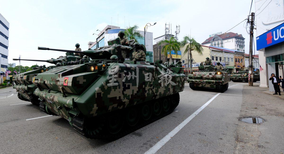 关丹国庆庆典首回彩排，民众早到现场先睹为快。