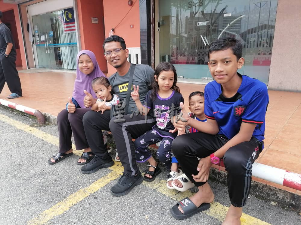 关丹国庆庆典首回彩排，民众早到现场先睹为快。