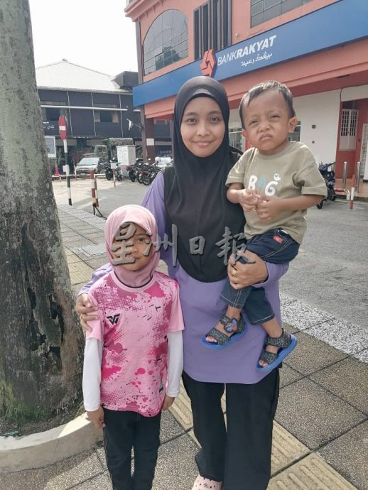 关丹国庆庆典首回彩排，民众早到现场先睹为快。