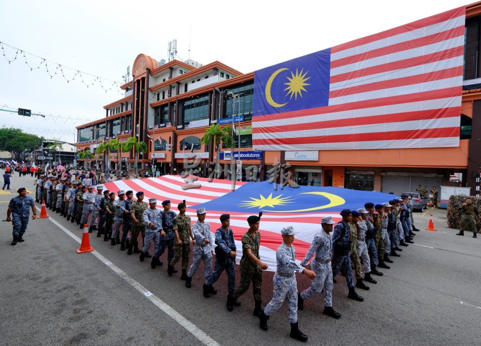 关丹国庆庆典首回彩排，民众早到现场先睹为快。