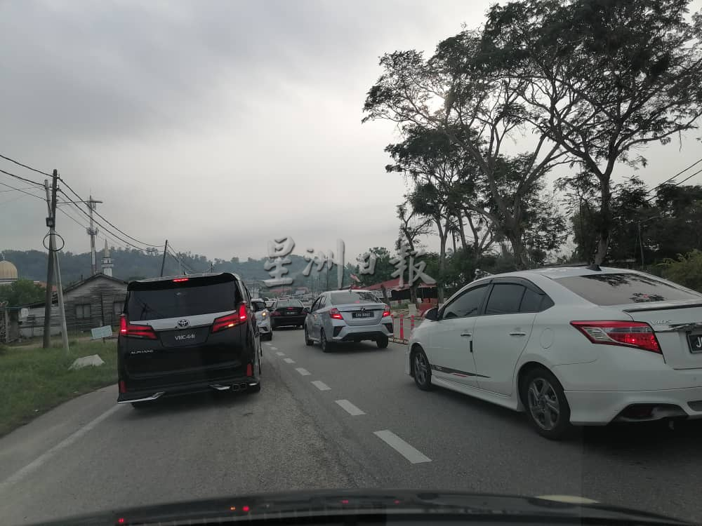 关丹国庆庆典首回彩排，民众早到现场先睹为快。