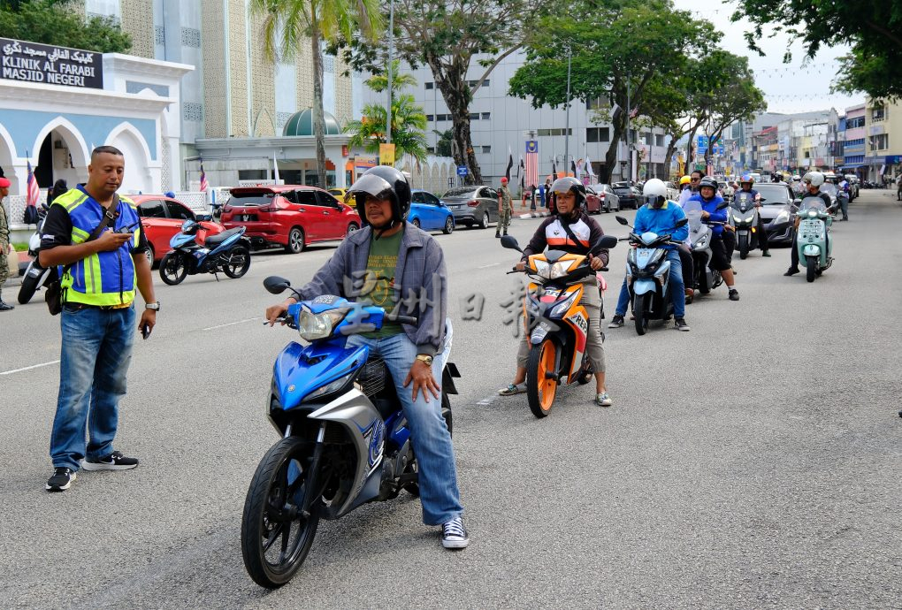 关丹国庆庆典首回彩排，民众早到现场先睹为快。