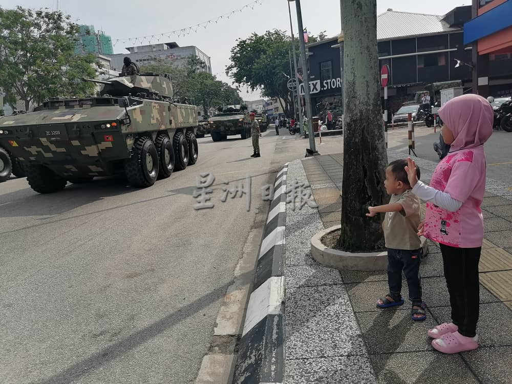 关丹国庆庆典首回彩排，民众早到现场先睹为快。