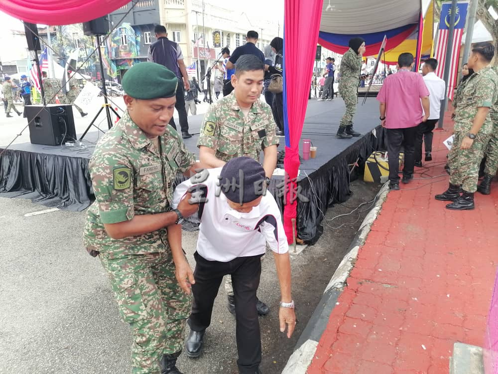 关丹国庆庆典首回彩排，民众早到现场先睹为快。