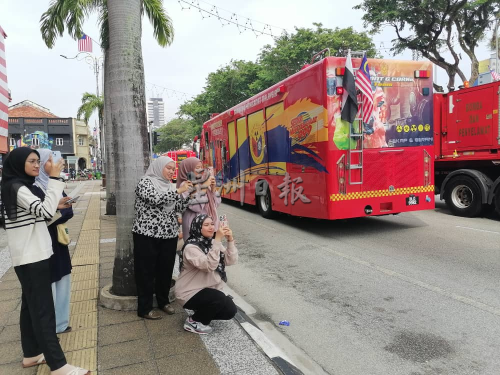 关丹国庆庆典首回彩排，民众早到现场先睹为快。