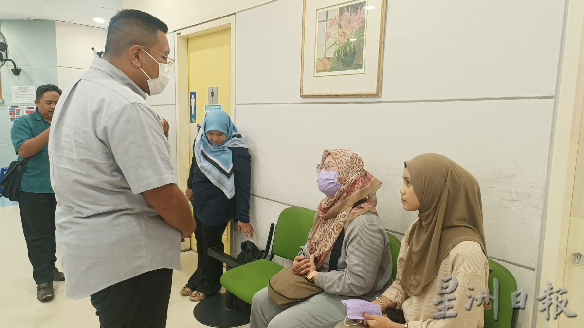 中三生坠楼安伤者动开颅手术情况稳定仍昏迷•家属情绪悲伤