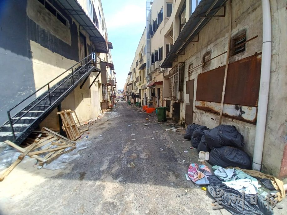 食肆煮炊洗厨具油污遍地 店屋后巷乱脏臭