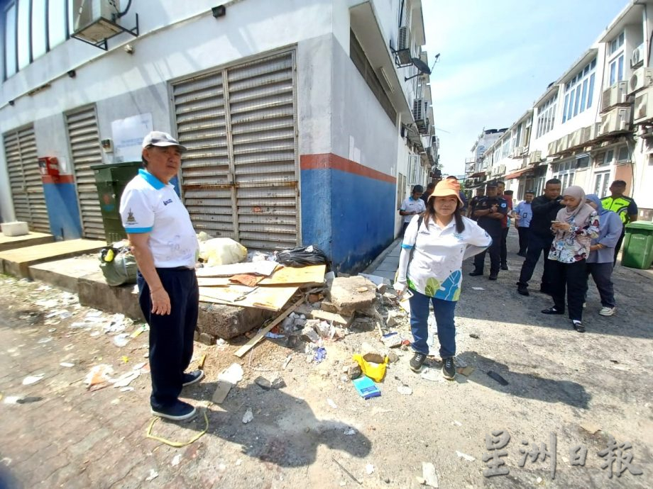 食肆煮炊洗厨具油污遍地 店屋后巷乱脏臭