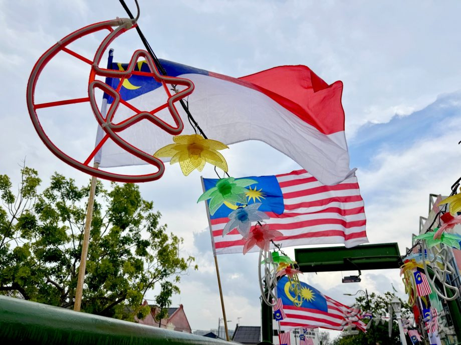 (古城第四版主文)巴刹桥换上国庆新颜·河畔洋溢爱国情怀