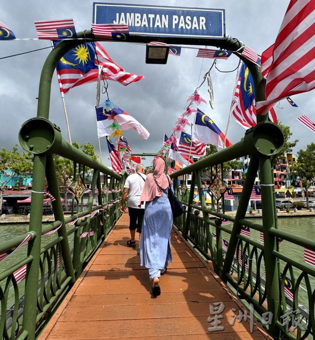 (古城第四版主文)巴刹桥换上国庆新颜·河畔洋溢爱国情怀