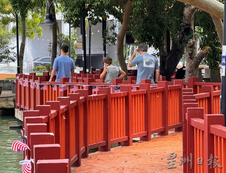 (古城第四版主文)巴刹桥换上国庆新颜·河畔洋溢爱国情怀