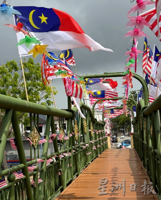 (古城第四版主文)巴刹桥换上国庆新颜·河畔洋溢爱国情怀