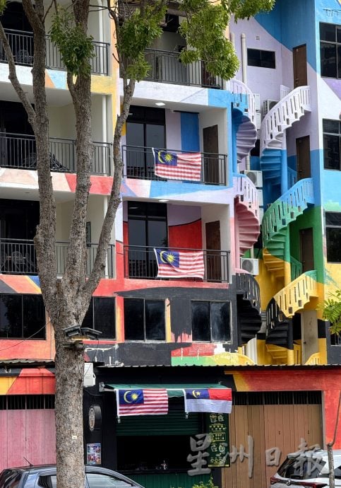 (古城第四版主文)巴刹桥换上国庆新颜·河畔洋溢爱国情怀