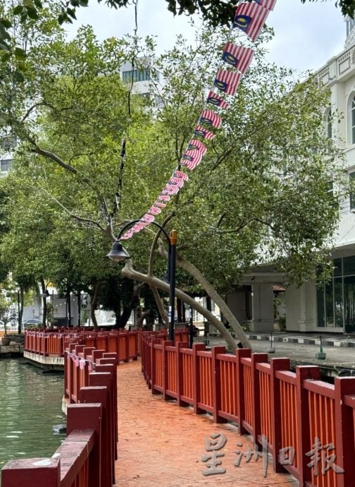 (古城第四版主文)巴刹桥换上国庆新颜·河畔洋溢爱国情怀