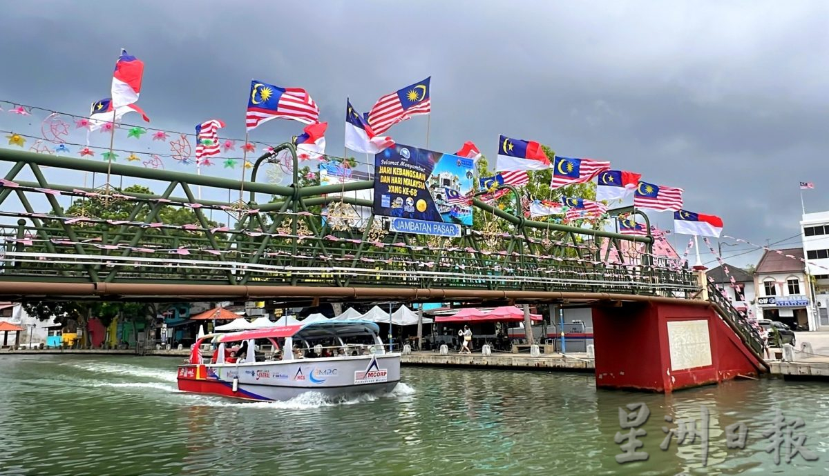 (古城第四版主文)巴刹桥换上国庆新颜·河畔洋溢爱国情怀